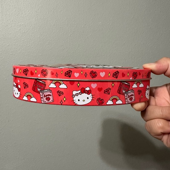 Hello Kitty Valentines Heart Shaped Tin Box - Picture 2 of 3